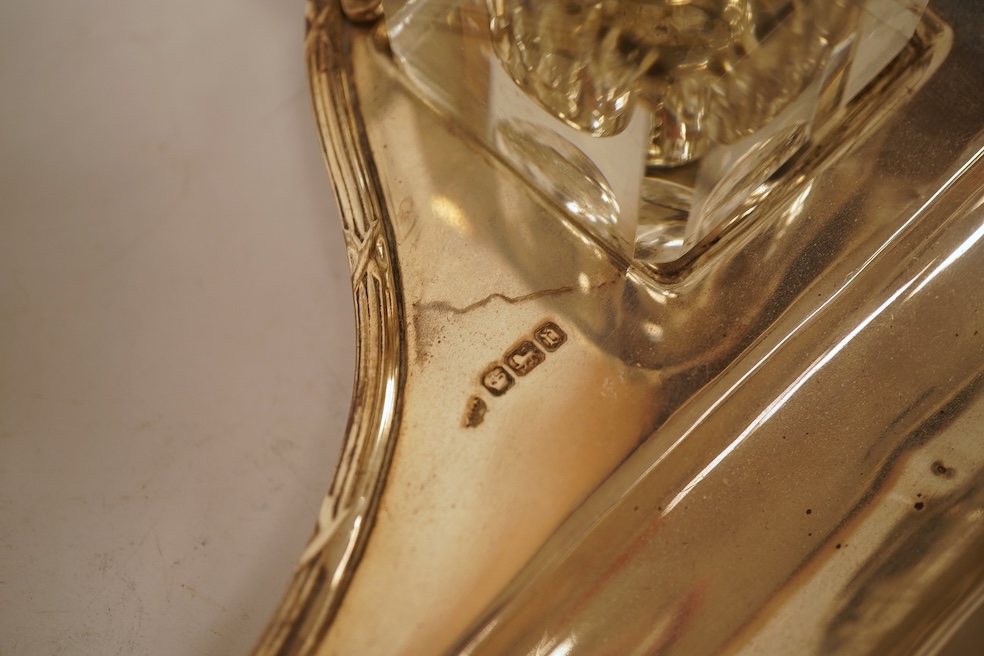 A George V silver inkstand, with single mounted glass well, pen rest and pen recess, with reeded ribbon border, William Hutton & Sons, Sheffield, 1913, 23.9cm, 5.2oz.